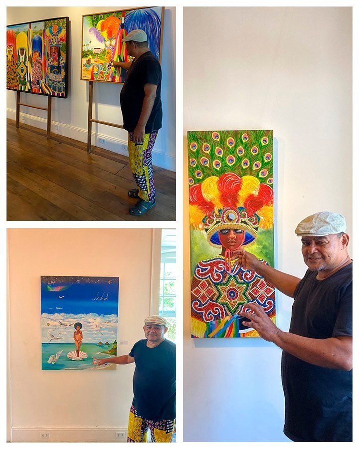João Artur em exposição, ao lado de suas telas de maracatu